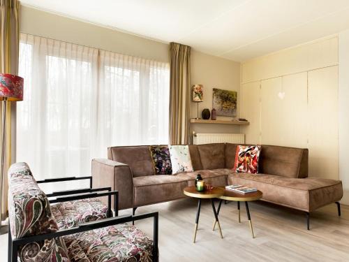 Eernewoude House | Bungalow near De Alde Feanen with Spa, cleaning included