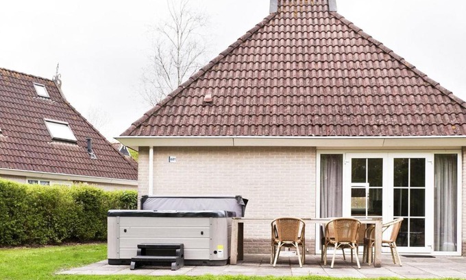 Eernewoude House | Bungalow near De Alde Feanen with Spa