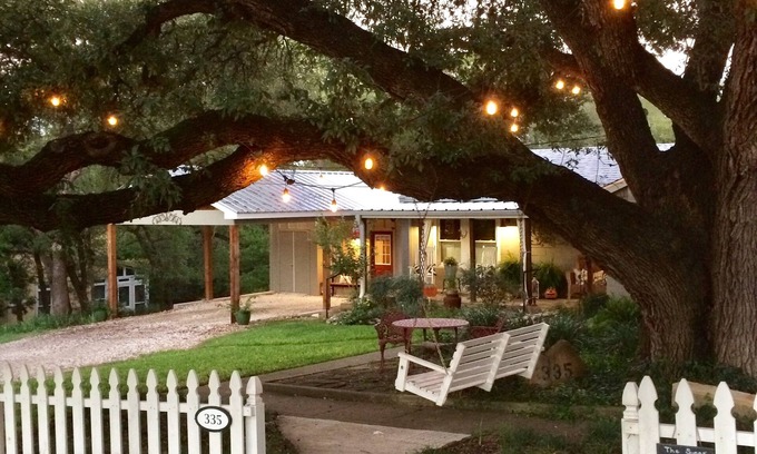 Salado House | Bungalow Oaks - Steps from Historical Main Street