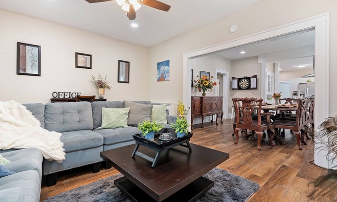 Birmingham House | Bungalow Retreat-Fire pit/Patio/Games/Relaxing Front Porch/Parking Spaces