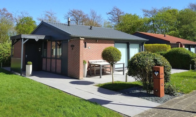 Dirkshorn House | Bungalow + rowboat + internet - right on the water in a perfect quiet south facing position