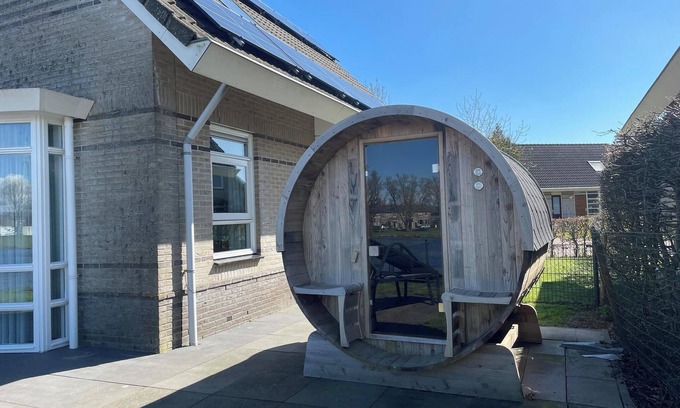 Medemblik House | Bungalow with infrared sauna and jacuzzi in the garden
