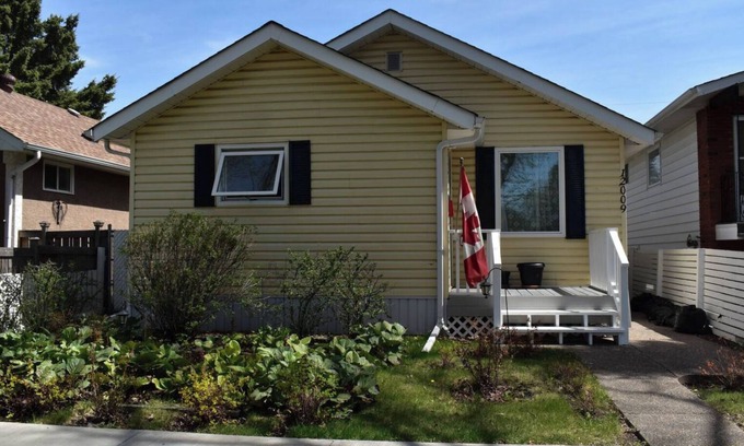 Northeast Edmonton House | Bungalow with Oasis and Gazebo
