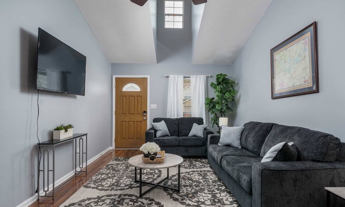 Tuscaloosa House | Bunking at Bek's - Cozy - Convenient - Clean