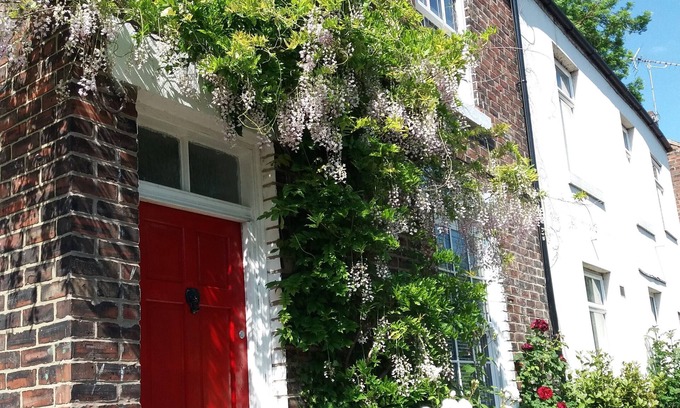 Durham House | Bunnybees Railway Cottage with Private Parking