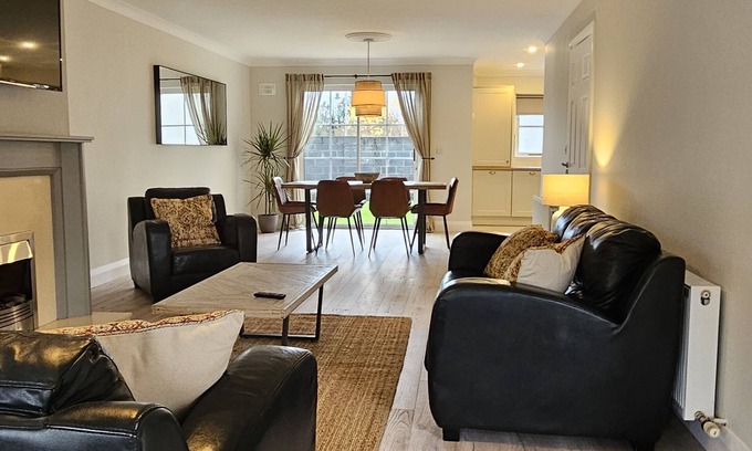 Bunratty House | Bunratty Town House No 2 - sleeps 8 guests in 4 bedrooms