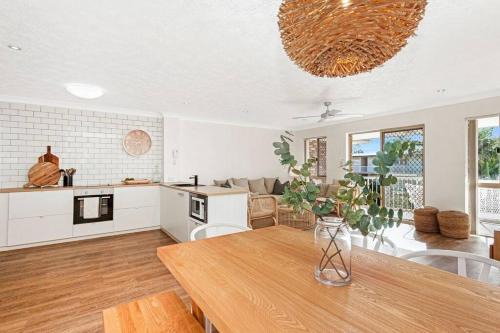 Burleigh Heads Apartment | Burleigh Beach Apartment - Self Catering