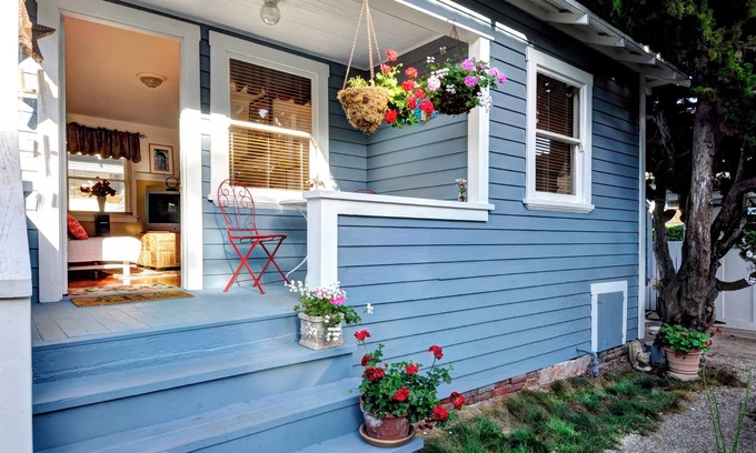 South Redondo Cottage | Burnham Beach Cottage #1- Block to Beach!