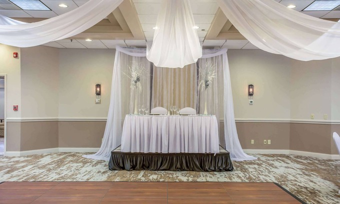 New Hartford Hotel | Burrstone Inn, an Ascend Collection Hotel