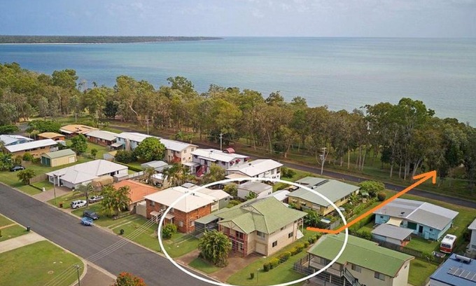 Traviston House | Burrumundi - 100M To Beach - Great Water Views - Deck - Air Con - WiFi - Pool Table