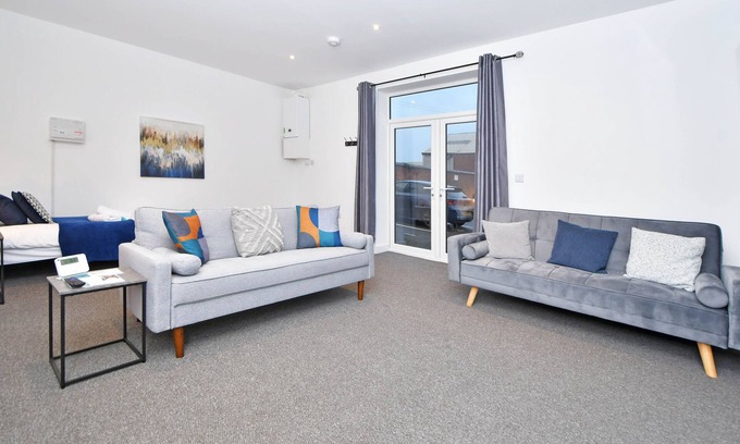 Burton on Trent Apartment | Burton Apartments. Free WiFi & Parking - Sleeps 4