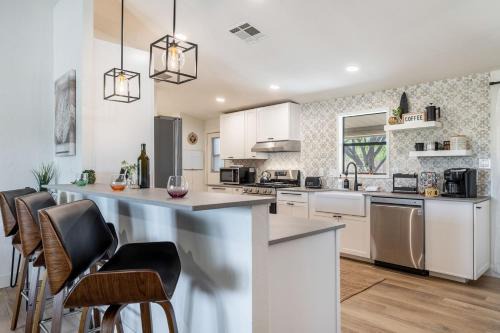 Saguaro West House | Bus Stop Saloon - Cave Creek with Spa