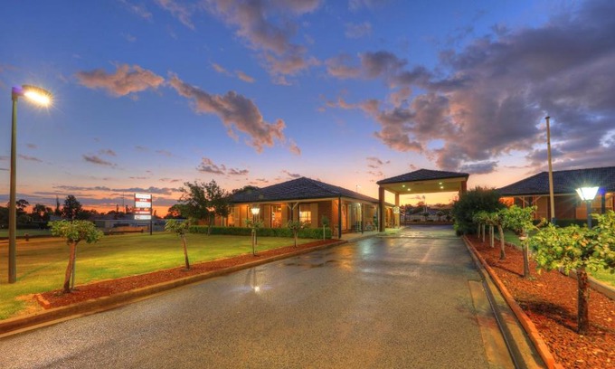 Parkes Hotel | Bushman's Motor Inn