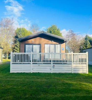Allerthorpe Ski Chalet | Bushmills Lodge with Hot Tub