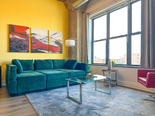 Near South Side Apartment | Business Ready 2BR Apartment in South Loop with Skyline view, Optional parking & Gym Access Close to McCormick, Downtown & CTA