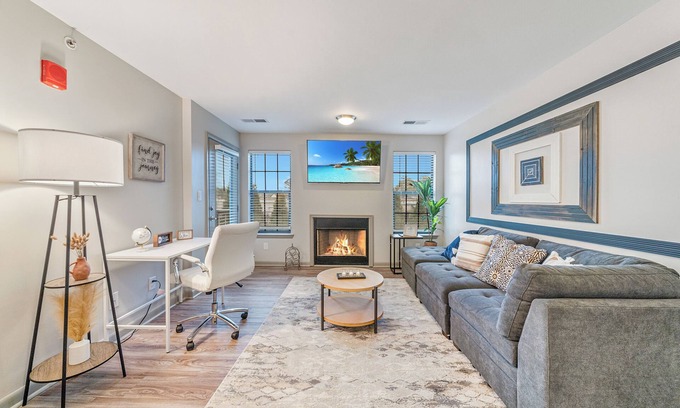 Sherwood Park Apartment | Business Traveler+ Gate 9 3 minsSpace Camp 3 mins. UAH Campus 5 minutes-Shopping