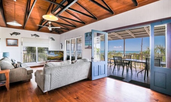 Seventeen Seventy House | Bustard Bay Lodge: Stunning Views of 1770