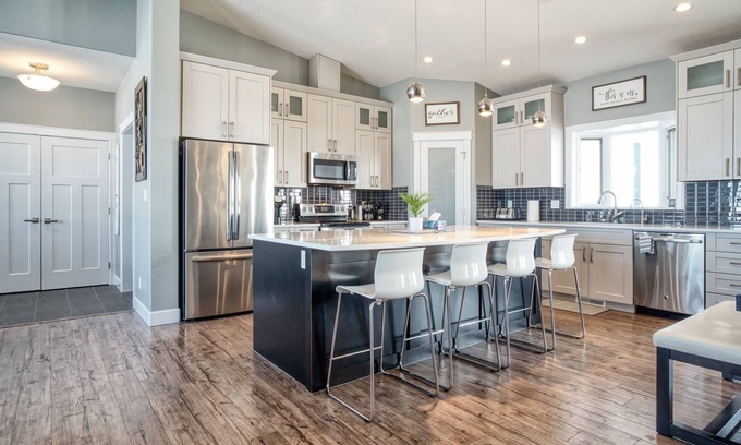 Leduc County House | Busy Bee Large Country Home W/Hot Tub