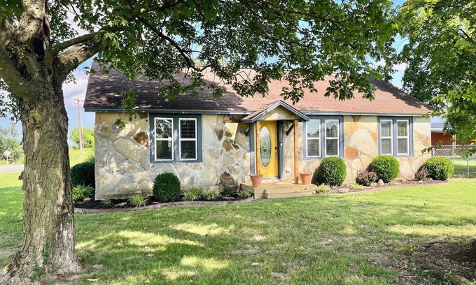 Highfill House | Buttercup Bungalow; charming 1925 "giraffe" country house 3 min from XNA