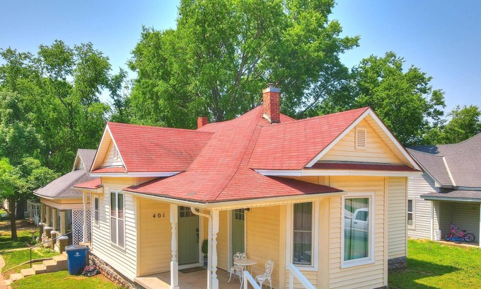 Guthrie Cottage | Buttercup Cottage downtown area / WI-FI / PETS