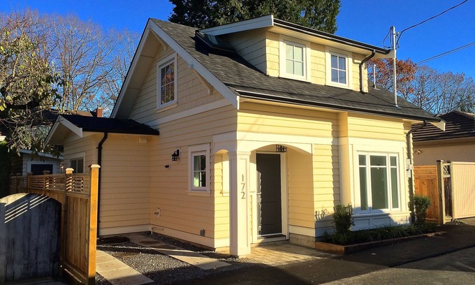 Riley Park-Little Mountain Cottage | Buttercup Guest House