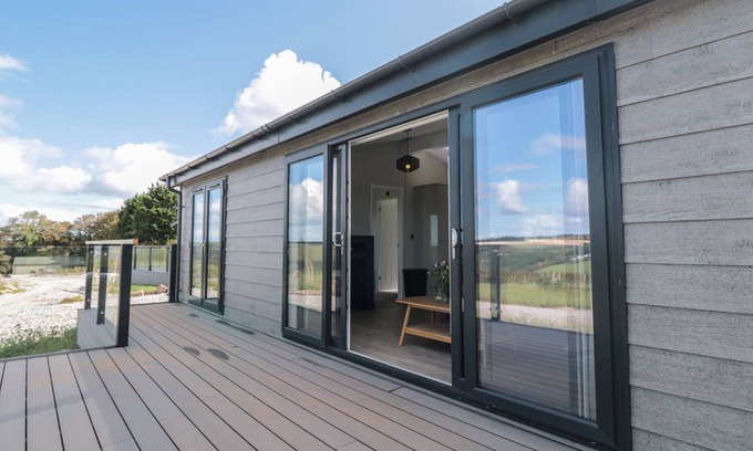 Dartmouth Cottage | BUTTERCUP LODGE, pet friendly, with a garden in Dartmouth
