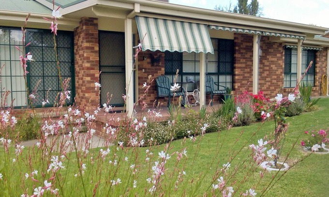 Tumut Cottage | Butterfly Cottage - Pet Friendly Tumut