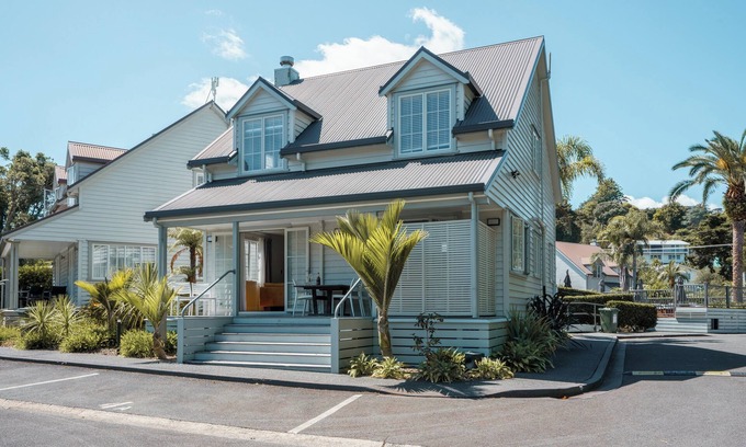 Russell Cottage | Butterfly Cottage - Russell Cottages Collection
