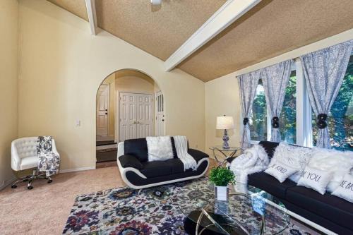 Cougar Mountain House | BV1-CASTLE VILLA-convenient n comfortable!