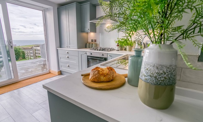 Cylch-Y-Garn Apartment | Bwthyn Bach - a sea view that sleeps 4 guests in 2 bedrooms