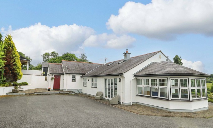 Llangefni House | BWTHYN CLAI, family friendly, country holiday cottage in Llangefni