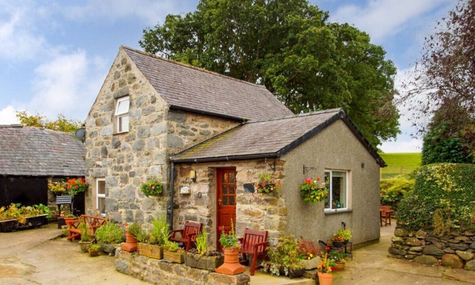 Henryd House | Bwthyn Conwy - Three Bedroom House, Sleeps 6