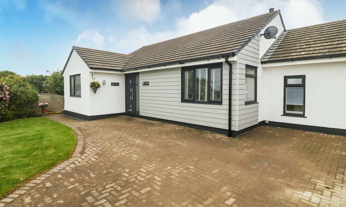 Cemaes Bay Cottage | BWTHYN EIRLYS (SNOWDROP COTTAGE), family friendly in Cemaes Bay