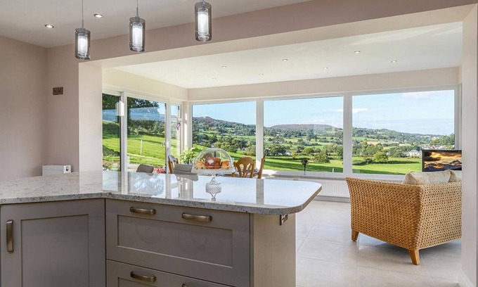 Henryd Cottage | Bwthyn Tan Dderwen - Two Bedroom Cottage, Sleeps 4