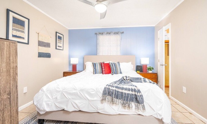 Pineville Apartment | By Downtown | WFH👩‍💻 | 55" TV |King 🛏 | Free🅿️ |Pets✅