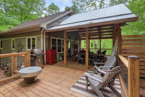 West Jefferson House | By The New River - Hot Tub - Fireplace - Covered Porch