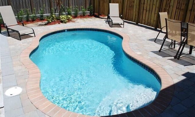 Lauderdale-by-the-Sea House | By The Sea Vacation Villas -Location-walk to beach