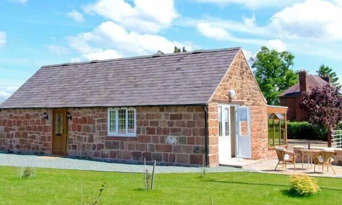 Halfway House Cottage | BYRE COTTAGE, character holiday cottage, with a garden in Nesscliffe