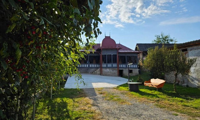 Visinesti House | CĂSUȚA BUNICII CU PRISPĂ