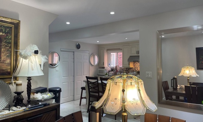 L'Amoreaux House | C 50 M Station High-Speed Net Free Parking laundry & cooking Near Pacific Mall