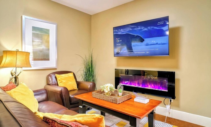 Canmore Condo | C111-HotTub/Pool/KingBed/Gym/FreeParking/2BR/Sleep5