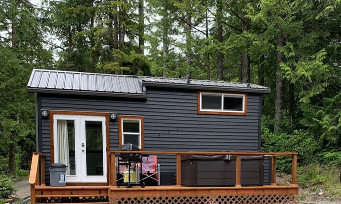 Ucluelet House | Tranquil Tiny Home, BBQ, ocean, hot tub,