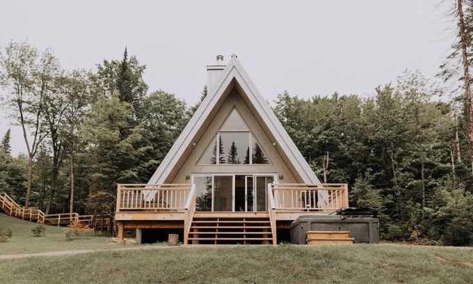 Ste-Lucie-des-Laurentides Cabin | Canadian Classic | Spa Sauna Fire Forest