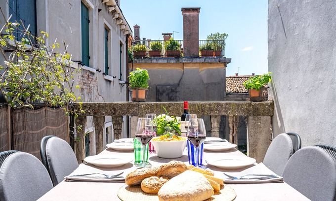 Dorsoduro Apartment | Ca' Dell'Artista with Balcony and Terrace