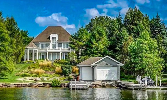 Kawartha Lakes Cottage | 6 Bdrm 6 Bath Lakefront cottage on Balsam Lake
