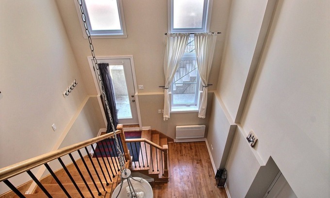 Bellerive Condo | Loft 16 pieds de plafond avec mezzanine et spa.