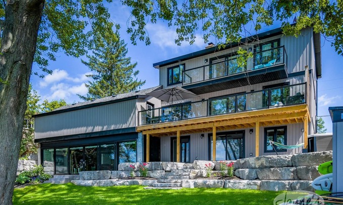 Selwyn Cottage | 5 bdrm 4.5 bath cottage on Chemong Lake, Kawarthas! Amazing Waterfront, Hot tub!
