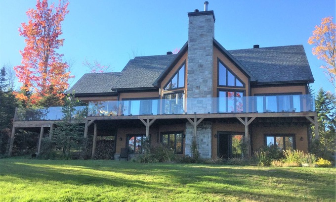 Petite-Riviere-Saint-Francois Ski Chalet | BREATHTAKING VIEW of St-Lawrence River - HOT TUB - 15min from Le Massif