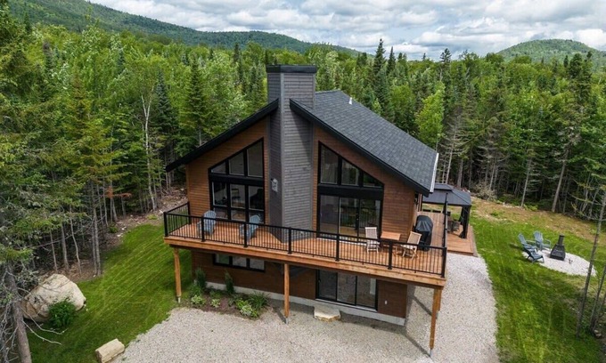Petite-Riviere-Saint-Francois Ski Chalet | Chalet Le Jaseur spa, Charlevoix