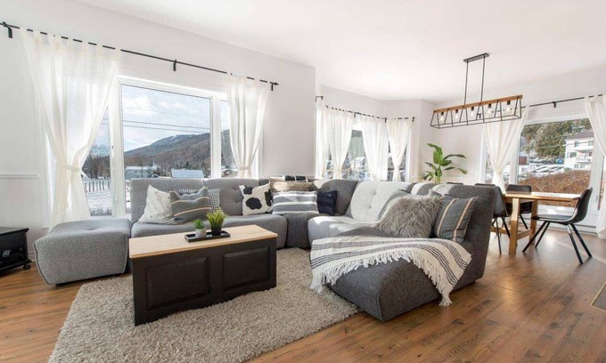 Petite-Riviere-Saint-Francois Ski Chalet | L'Albatros - SPA, Billiards, Arcade, Family